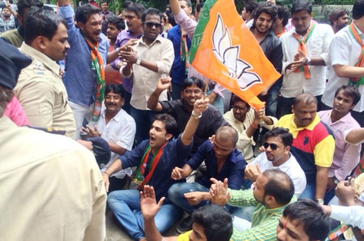 BJYM Mumbai protested against Gurudas Kamat